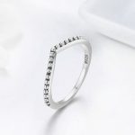 Strieborný prsteň s kryštálmi v tvare kvapky, veľkosť 7