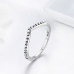 Strieborný prsteň s kryštálmi v tvare kvapky, veľkosť 8