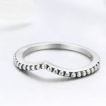 Strieborný prsteň s kryštálmi v tvare kvapky, veľkosť 8