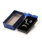 Šperkovnica s modrou mašľou, papier, 8 x 5 cm.