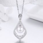 Strieborný náhrdelník s príveskom v tvare kvapky a perlou, biela