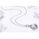 Strieborný náhrdelník s príveskom v tvare kvapky a perlou, biela