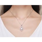 Strieborný náhrdelník s príveskom v tvare kvapky a perlou, biela
