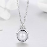 Strieborný náhrdelník s okrúhlym príveskom a perlou, biela