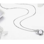 Strieborný náhrdelník s okrúhlym príveskom a perlou, biela