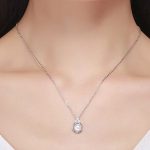 Strieborný náhrdelník s okrúhlym príveskom a perlou, biela