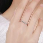 Strieborný prsteň s nápisom a krištáľovými kamienkami, veľkosť 7