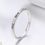 Strieborný prsteň s nápisom a krištáľovými kamienkami, veľkosť 7