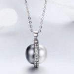 Strieborný náhrdelník s perlovým príveskom, čierno-biely