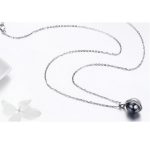 Strieborný náhrdelník s perlovým príveskom, čierno-biely