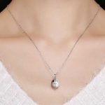 Strieborný náhrdelník s perlovým príveskom, čierno-biely