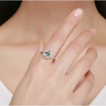 Strieborný prsteň s modrým kryštálom, veľkosť 8