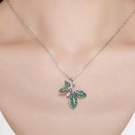 Strieborný náhrdelník s lístkovým príveskom, zelená