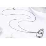 Strieborný náhrdelník s príveskom s dvojitým prsteňom