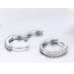 Strieborný náušnicový kruh s bielym kryštálom