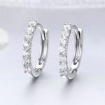 Strieborný náušnicový kruh s bielym kryštálom