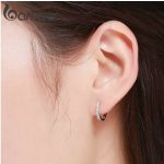 Strieborný náušnicový kruh s bielym kryštálom