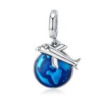 Strieborné lietadlo s kúzlom zemegule