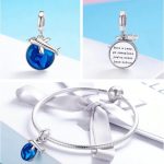 Strieborné lietadlo s kúzlom zemegule