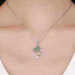 Strieborný náhrdelník s palmou a perlami