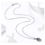 Strieborný náhrdelník s príveskom Hamsa, modrý kryštál