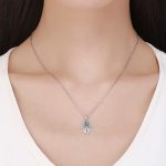 Strieborný náhrdelník s príveskom Hamsa, modrý kryštál