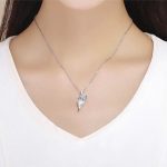 Strieborný náhrdelník s modrou vážkou