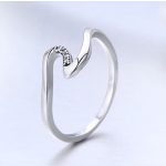 Strieborný prsteň s vlnitým tvarom, veľkosť 7