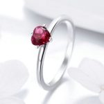 Strieborný prsteň s červeným srdiečkom