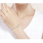 Strieborný náramok so znakom nekonečna zdobený kryštálmi