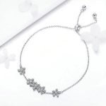 Strieborný náramok s kvetmi a bielym krištáľom