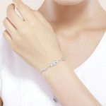 Strieborný náramok s kvetmi a bielym krištáľom