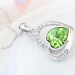 Náhrdelník s príveskom dvojité srdce, zdobený kryštálmi Swarovski, peridot