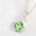 Náhrdelník s príveskom dvojité srdce, zdobený kryštálmi Swarovski, peridot