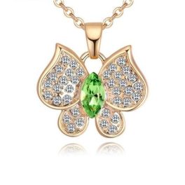   Náhrdelník s motýľom zdobený kryštálmi Swarovski, peridot