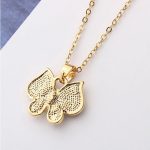 Náhrdelník s motýľom zdobený kryštálmi Swarovski, peridot