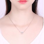 Náhrdelník s príveskom kocky zdobený kryštálmi Swarovski, viacfarebný