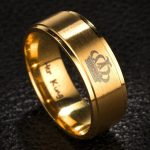 Pánsky snubný prsteň z nehrdzavejúcej ocele s nápisom "Her King" zlatej farby, veľkosť 8