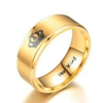 Pánsky snubný prsteň z nehrdzavejúcej ocele s nápisom "Her King" zlatej farby, veľkosť 10