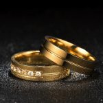 Nerezový pánsky svadobný prsteň s gravírovaným prúžkom, zlatý, veľkosť 9