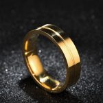 Nerezový pánsky snubný prsteň s gravírovaným prúžkom, zlatý, veľkosť 11