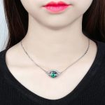 Náhrdelník s príveskom v tvare oka, zdobený kryštálmi Swarovski, smaragdovozelený