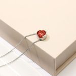 Náhrdelník s okrúhlym príveskom zdobený kryštálmi Swarovski, červený