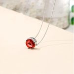 Náhrdelník s okrúhlym príveskom zdobený kryštálmi Swarovski, červený