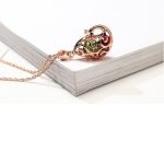 Náhrdelník s príveskom v tvare páva, český krištáľ, viacfarebný