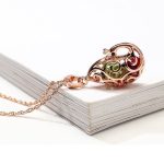 Náhrdelník s ažúrom, prívesok v tvare páva, český krištáľ, viacfarebný