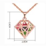 Náhrdelník v tvare diamantového kryštálu, s ažúrovým príveskom, viacfarebný