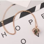 Náhrdelník v tvare diamantového kryštálu, s ažúrovým príveskom, viacfarebný