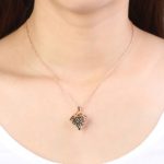 Náhrdelník v tvare diamantového kryštálu, s ažúrovým príveskom, viacfarebný