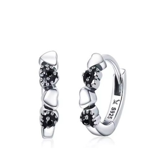 Ezüst fülbevaló szívecskékkel